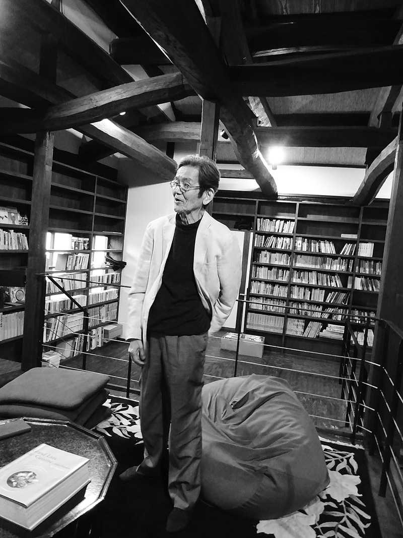 「亀の井別荘」の敷地内にある築200年の木造2階建て古民家は、熊本地震で半壊しました。常連客から資材提供の申し出や旧知の建築家坂茂さんの協力などもあり、由布院の歴史や文化を発信する「庄屋サロン」として改修しました。1階はフリースペース、2階は壁に書架を据え付け1周できるようにし、吹き抜け構造にしました。