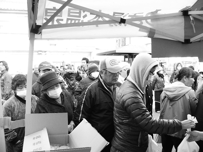 2011年3月23日、いわき市「鶴の足湯広場」。震災直後の炊き出しと物資配給の様子。