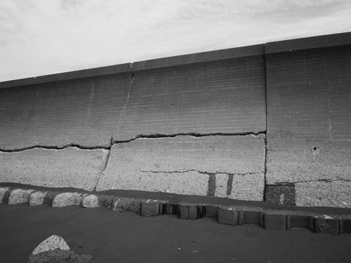 亀裂の入った防波堤（海側から静内地方自動車整備協同組合理事長撮影）