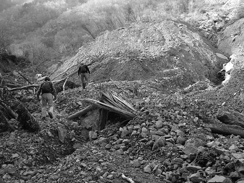 山腹崩壊│土砂で埋まった谷