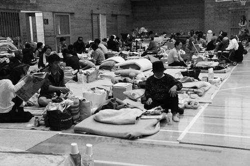 避難所の様子。上から、1995年阪神・淡路大震災、2016年熊本地震（水谷嘉浩氏撮影）②