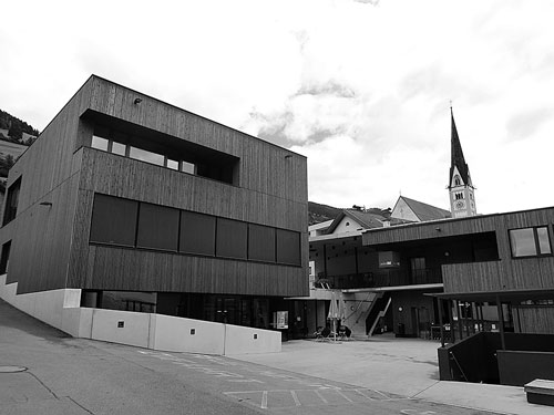 住民参加の下、ドルフ・エアノイエルングで再整備された村の中心部（チロル州フリース）