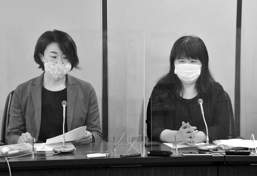 提訴後、記者会見する原告のNPO法人「情報公開クリアリングハウス」の三木由希子理事長（右）ら＝28日午前、東京・霞が関の司法記者クラブ（共同通信提供）